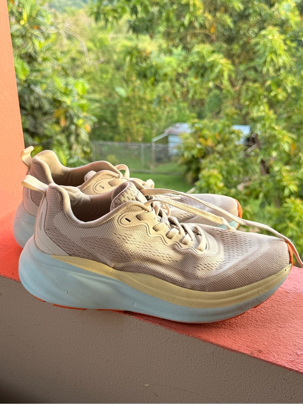 Avía Running Shoes